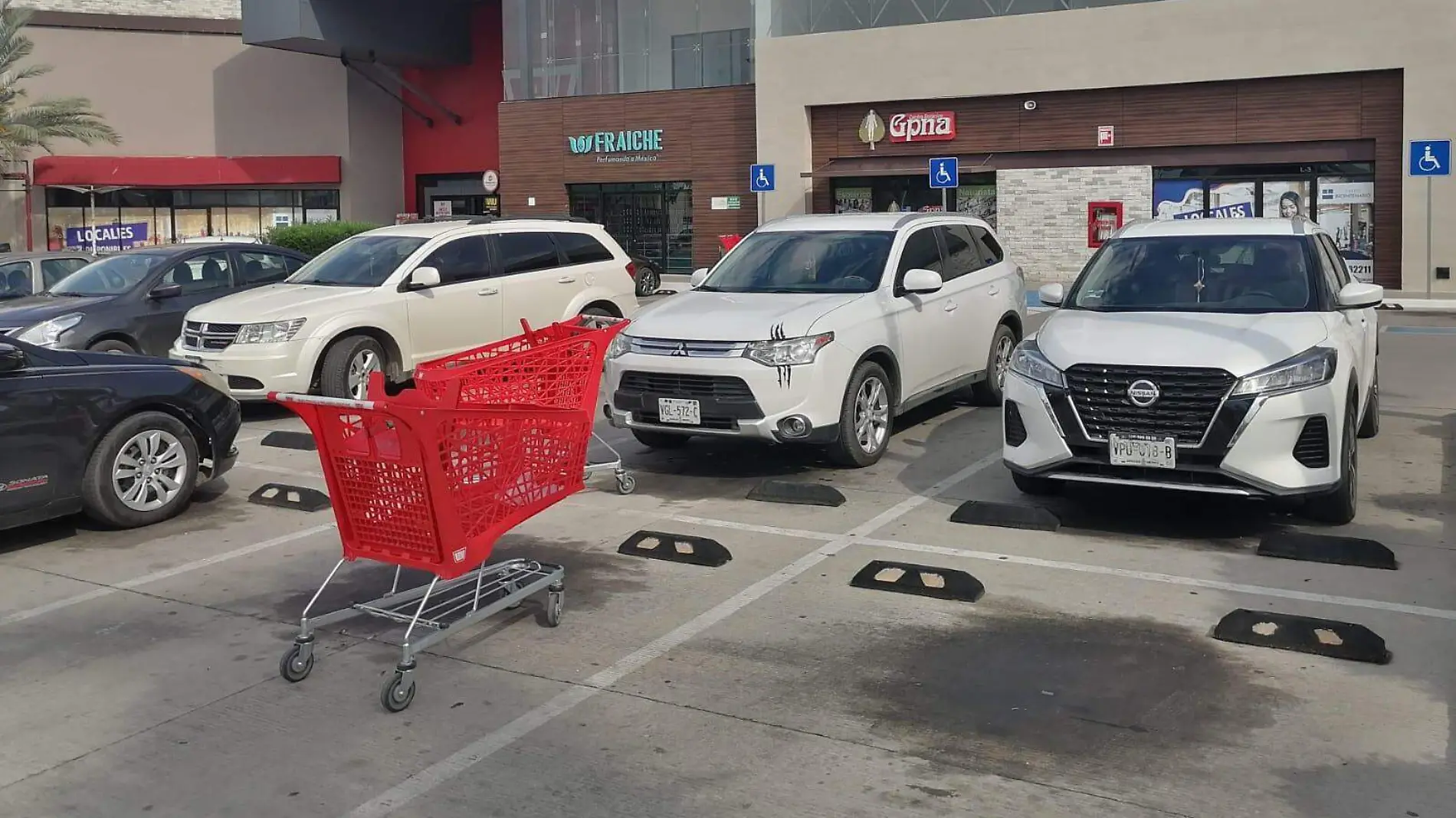 plazas comerciales estacionamiento